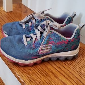 Girl's size 2 Skechers sneakers, guc